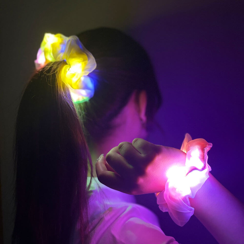 髪の毛と手首にLEDで光るシュシュをつけています