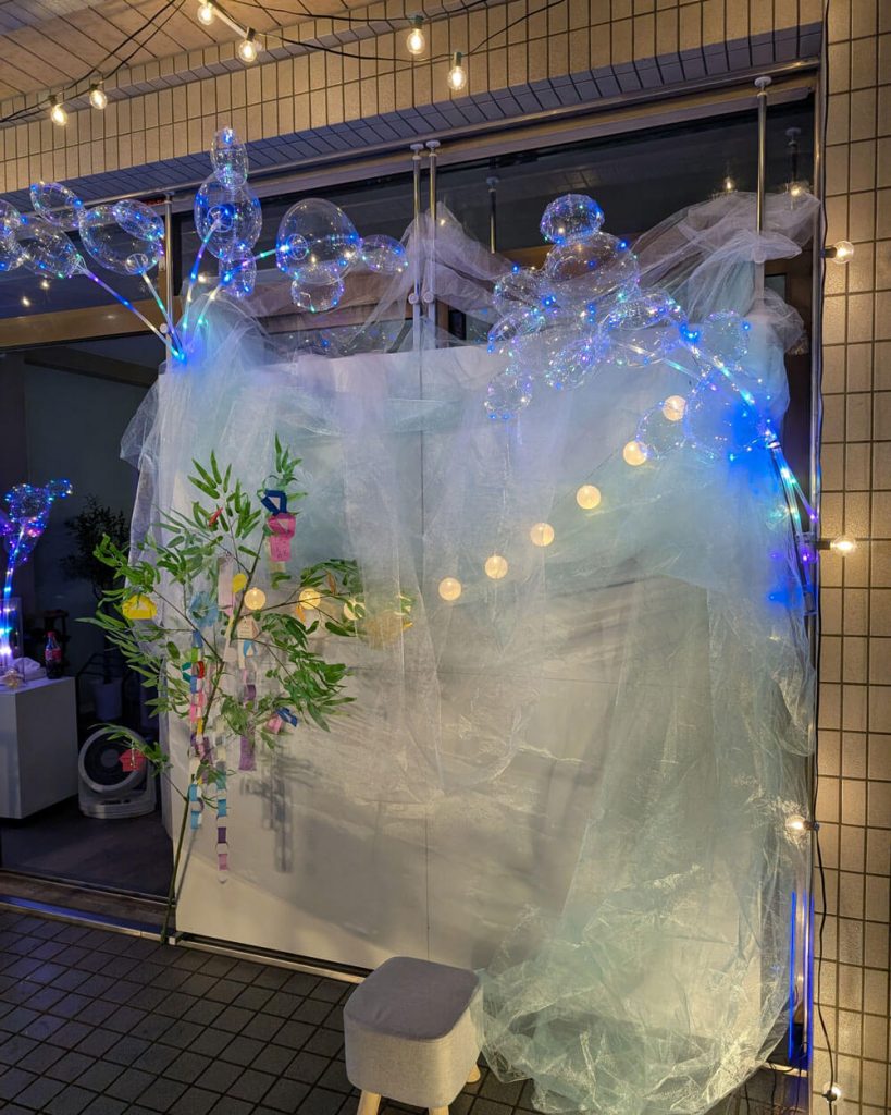 会社玄関をフォトスポットとして飾りつけた写真