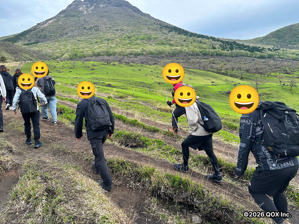 由布岳登山を開始した様子。20名以上で山頂を目指す。