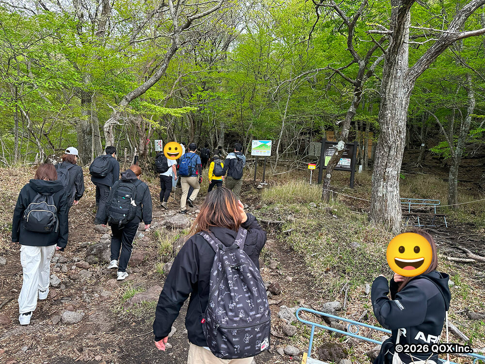 登山を開始する様子。女性も参加しています。