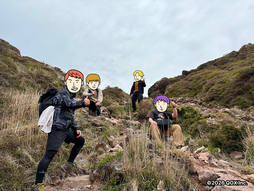 クオックスのメンバー4人の記念写真